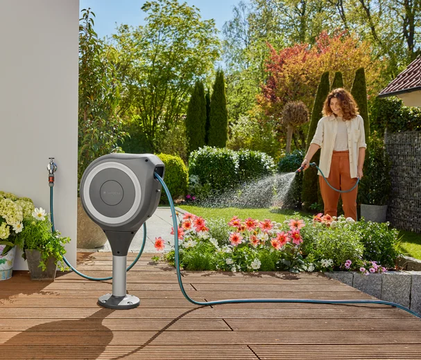 Terrassen-Schlauchbox RollUp M, 20 m Schlauch, weiß