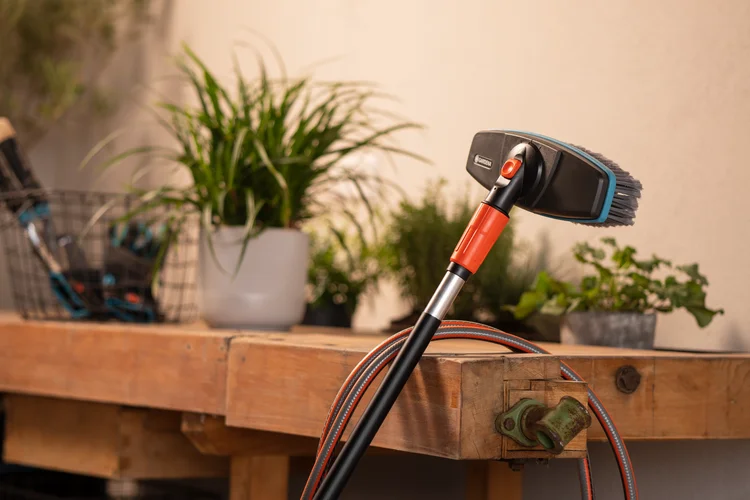 Brosse à manche souple, pour grandes surfaces sensibles