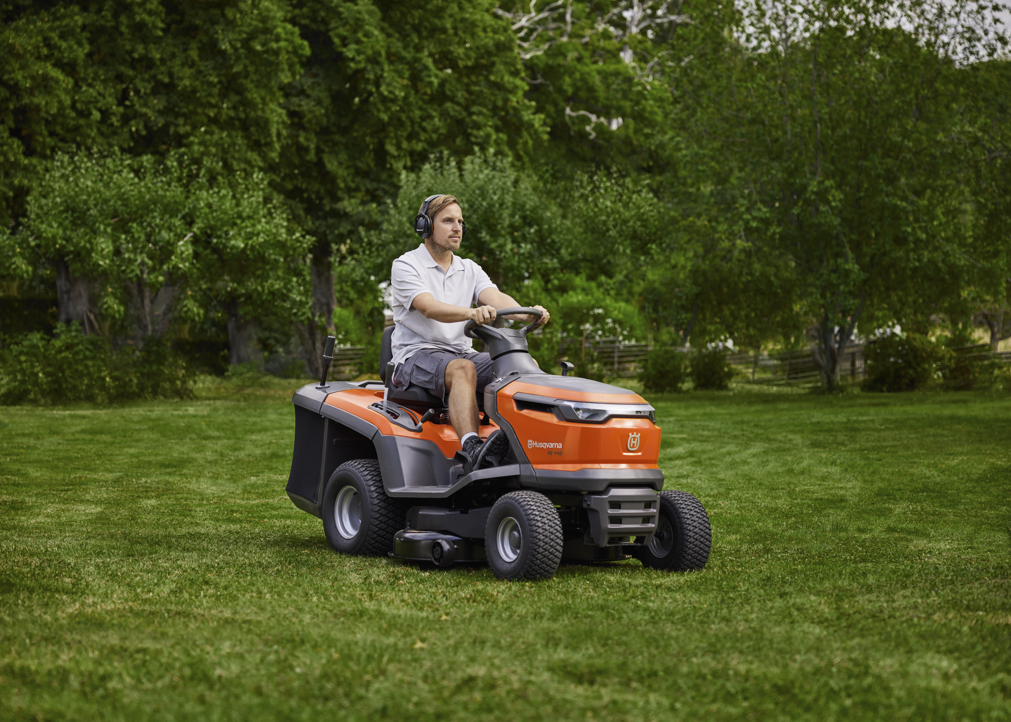 Husqvarna TC112 benzīna traktors - Image 3