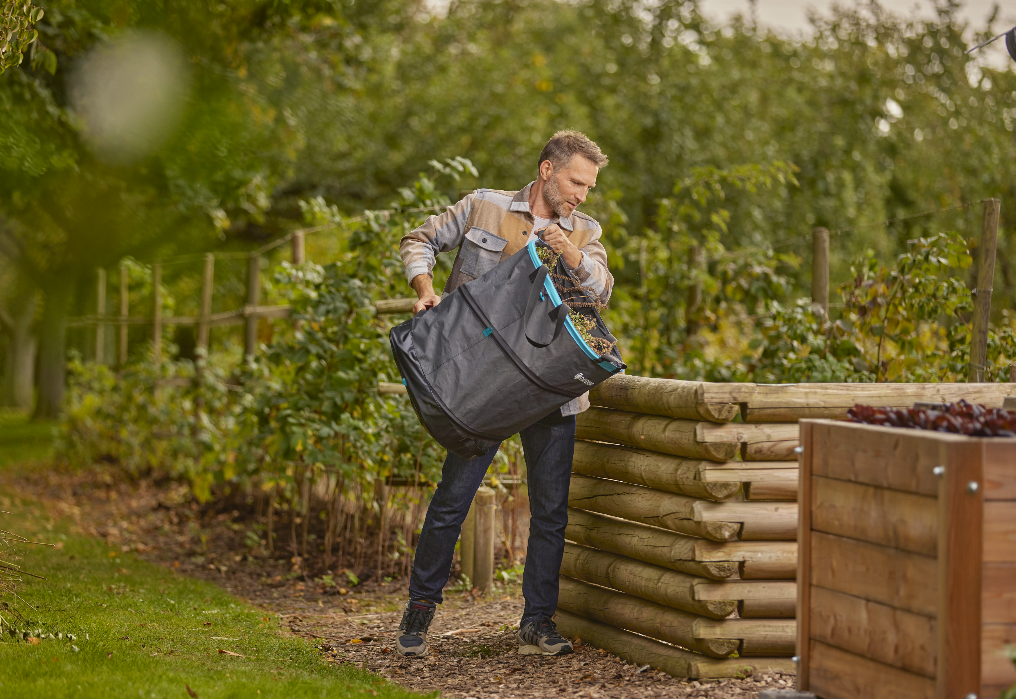 Foldable garden container for collection of waste up to 220 litres