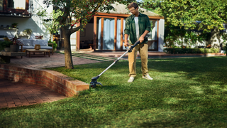 Vyž&iacute;nač tr&aacute;vy Aspire, zastrih&aacute;vanie človeka