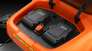 Batériová snehová fréza Husqvarna ST 253i Dvojité sloty na batérie