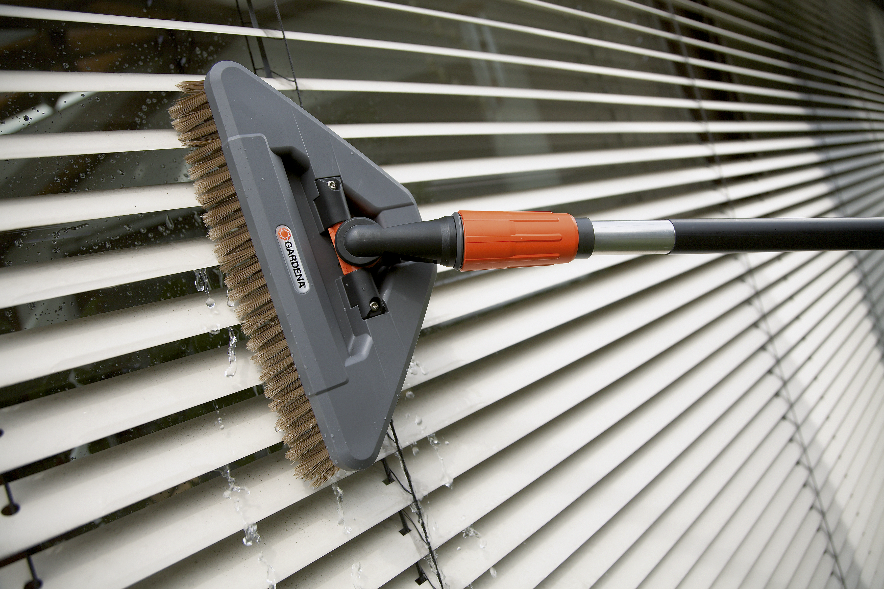 Perie de curăţat cu articulaţie cu nucă