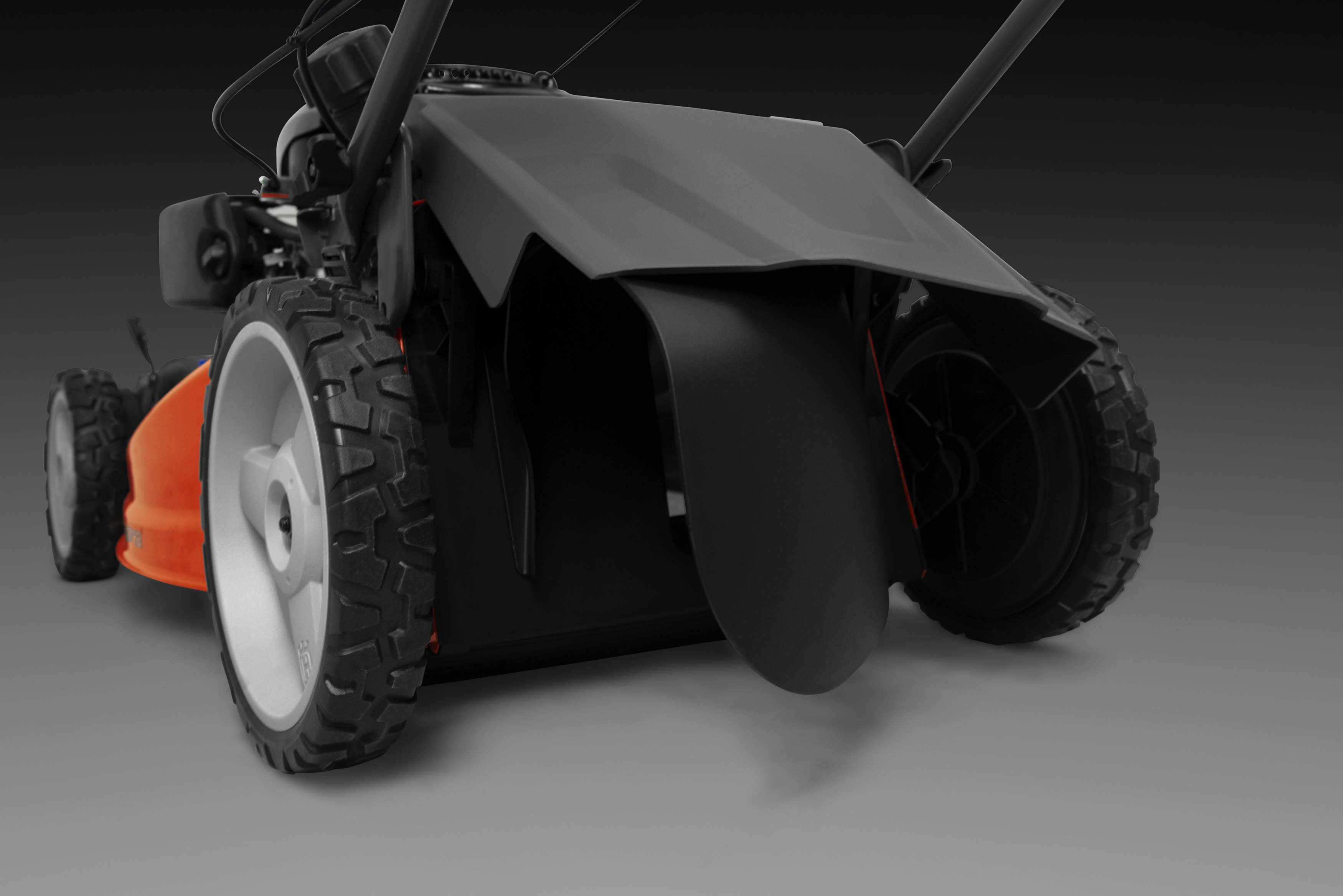 Zadné vyhadzovanie pokosenej trávy