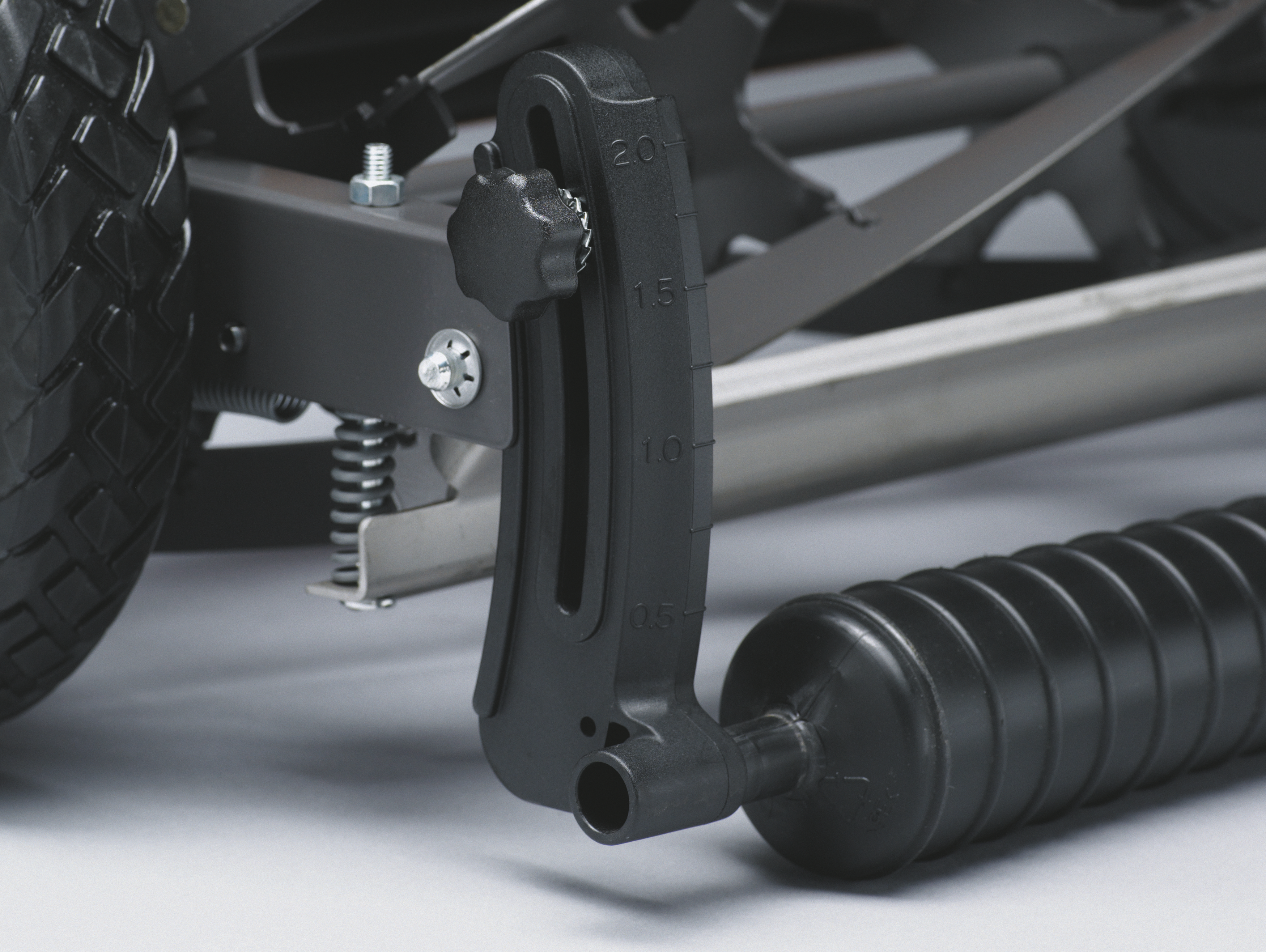 Infinite cutting height adjustment