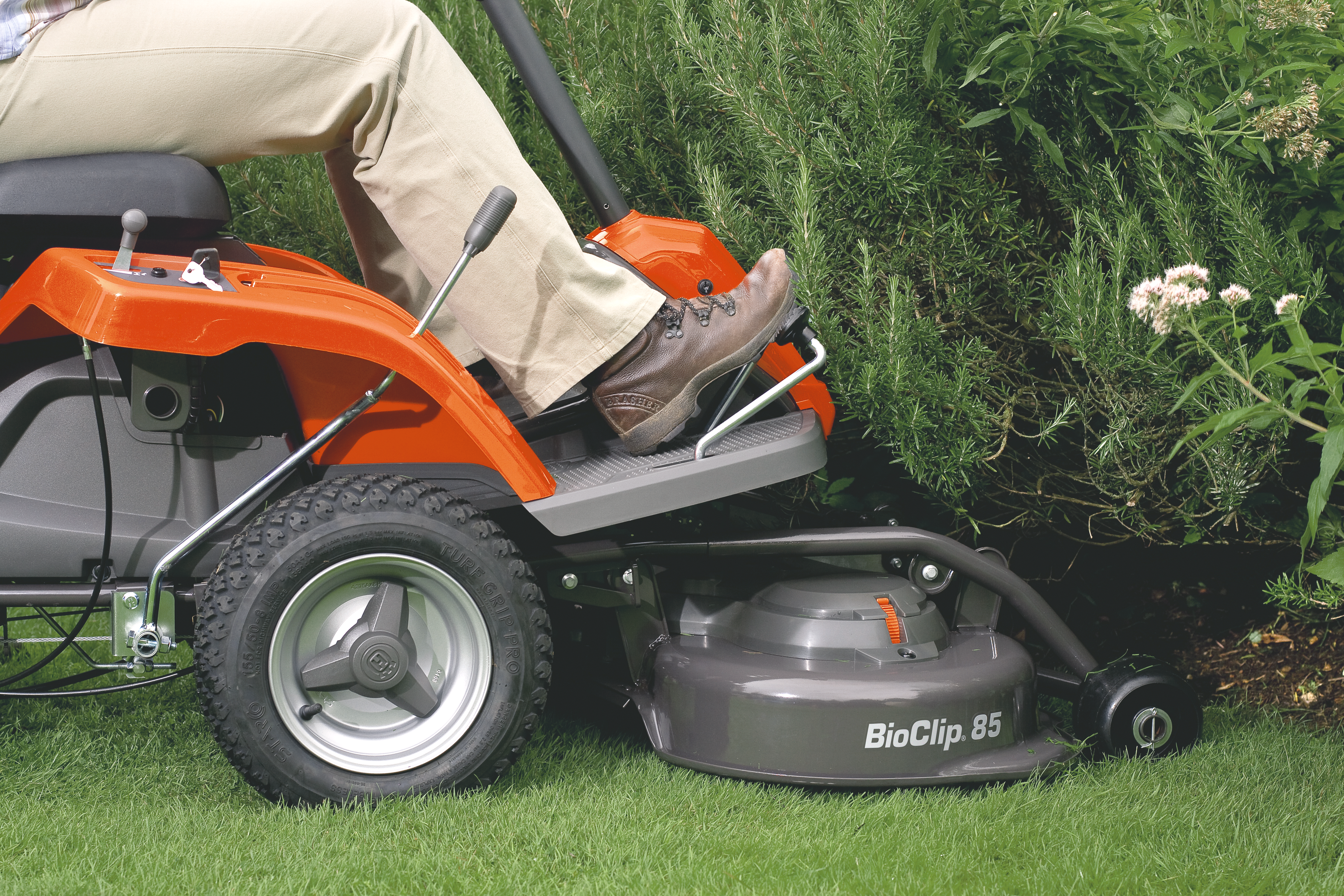 Front-mounted cutting deck