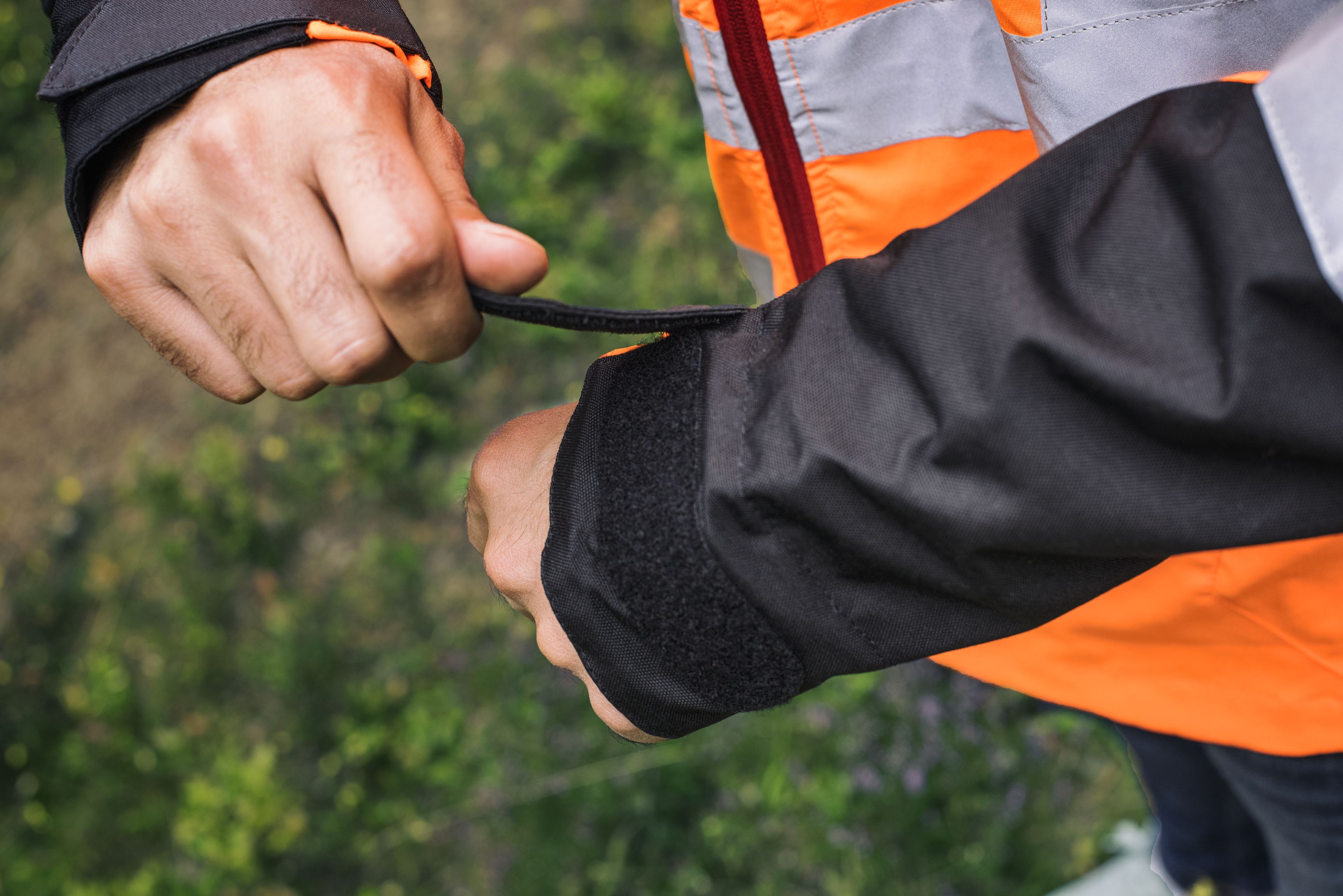 Klittenbandsluiting aan het einde van de mouwen