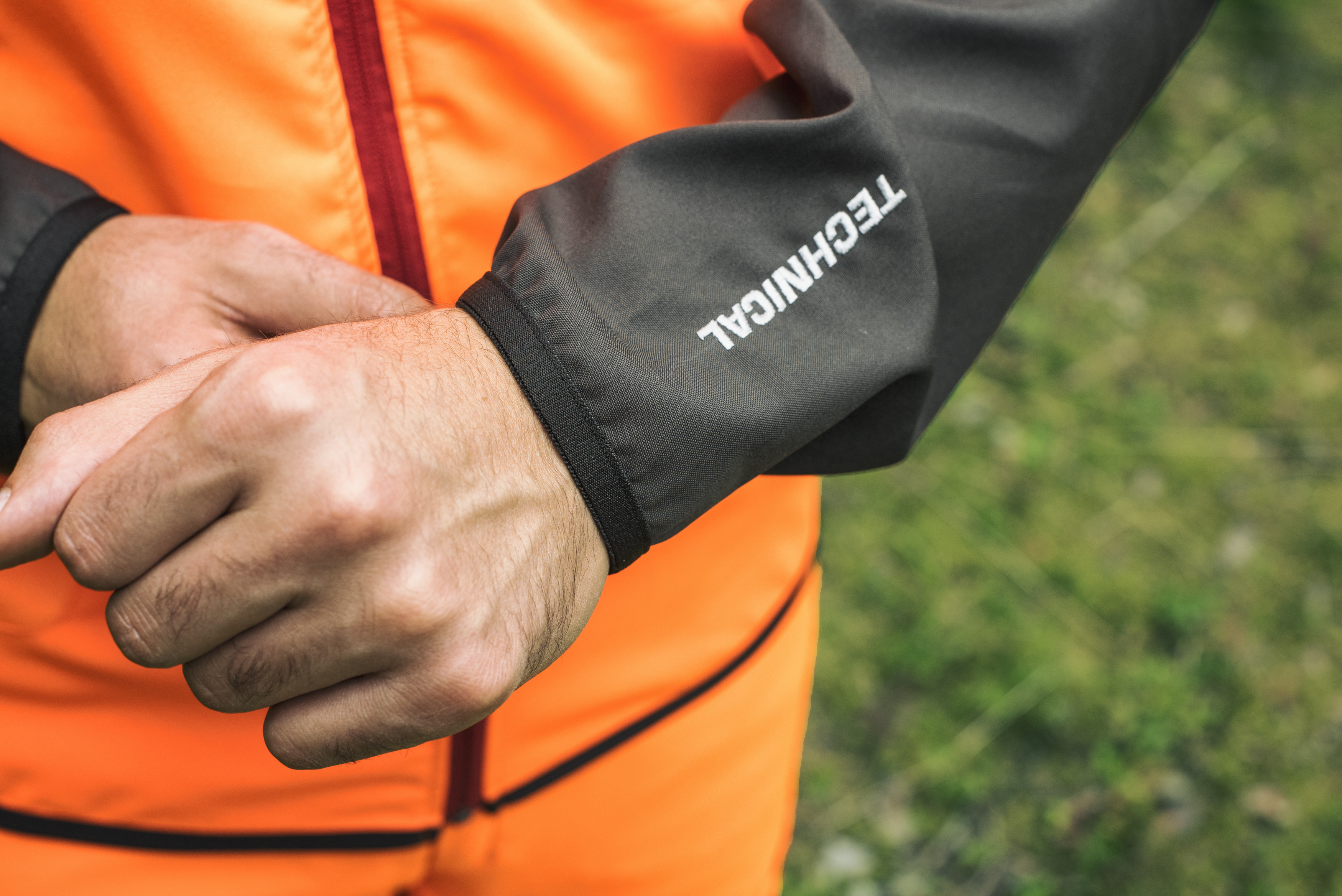 Mouwuiteinde met elastische biezen