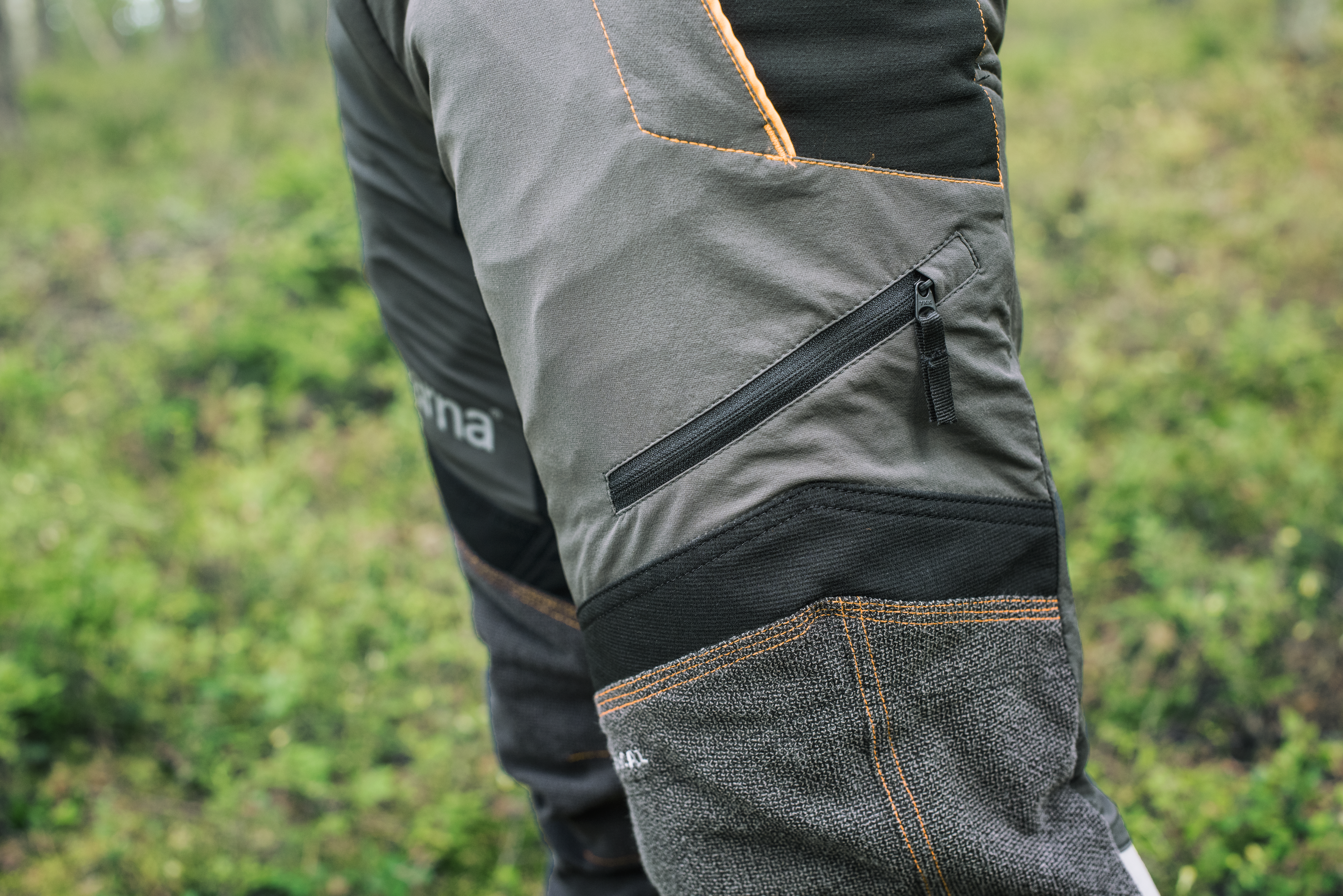 Een zak met ritssluiting op het linkerbeen