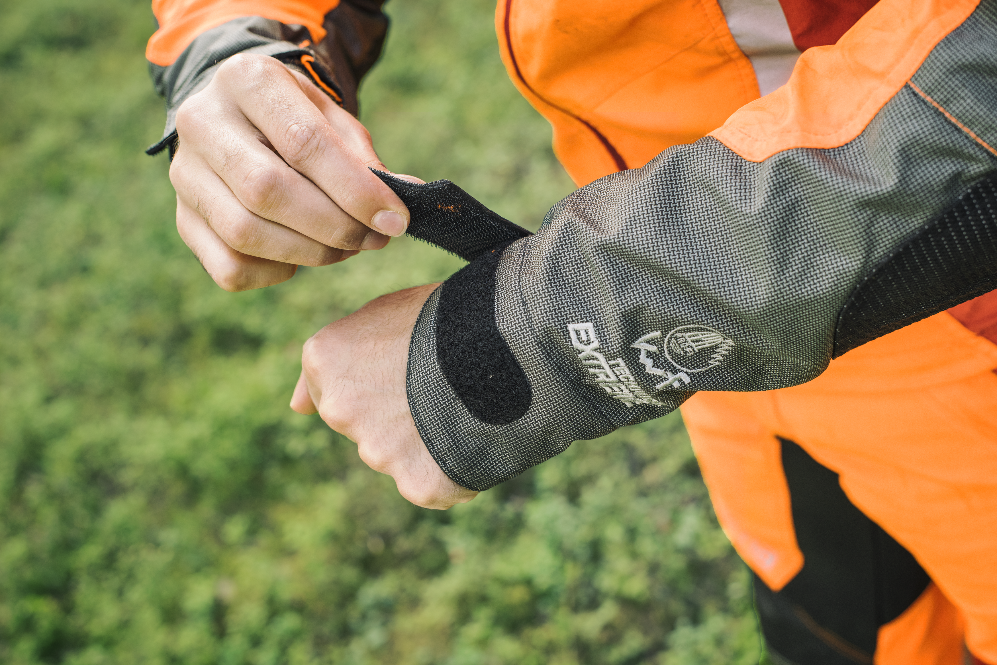 Klittenbandsluiting aan het einde van de mouwen