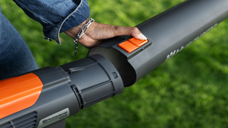 Easy removal tube Battery blower 122iB