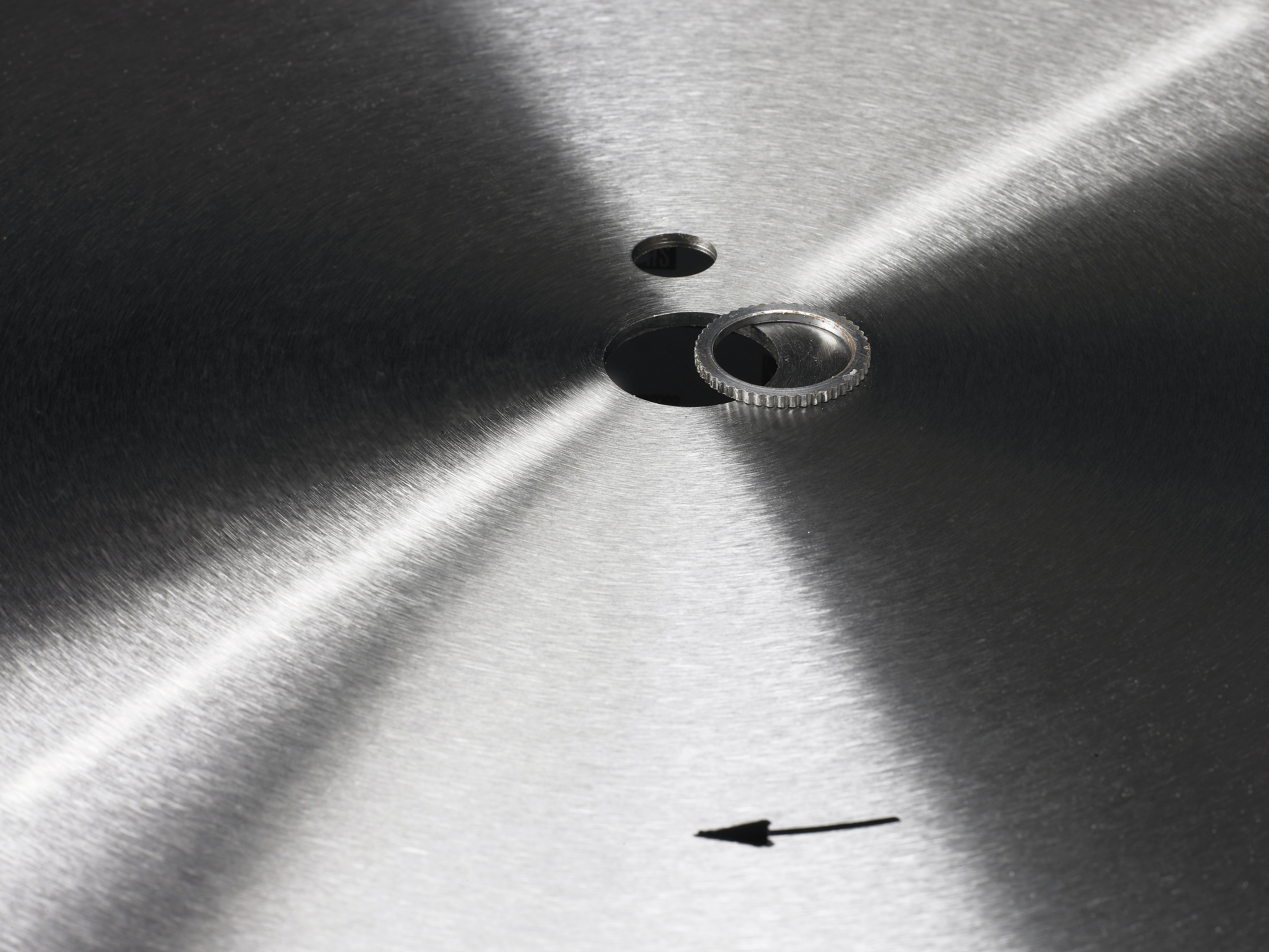 Easy-fit centre hole