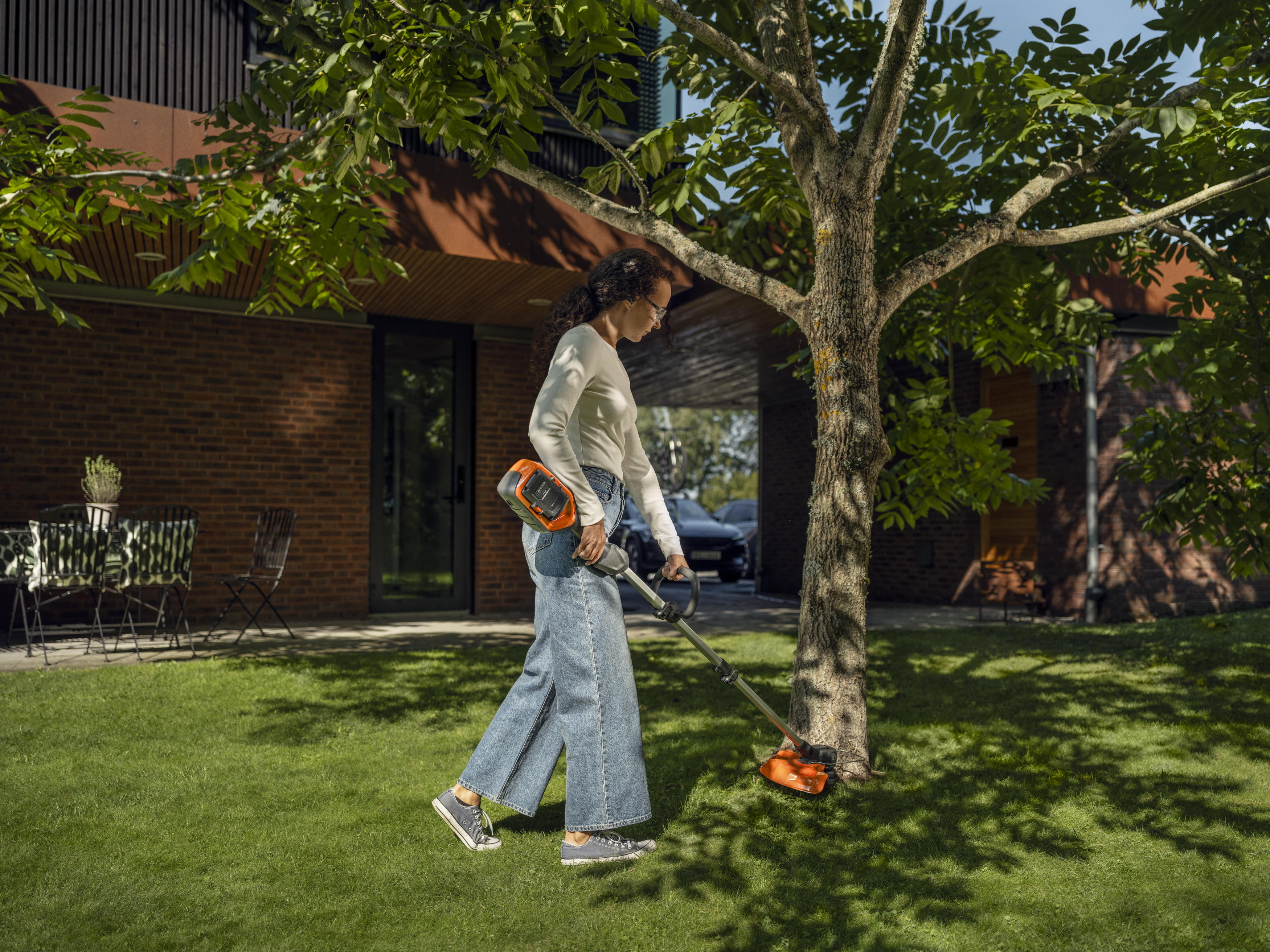 HUSQVARNA 215iL s akumulátorem a nabíječkou — fotografie 1
