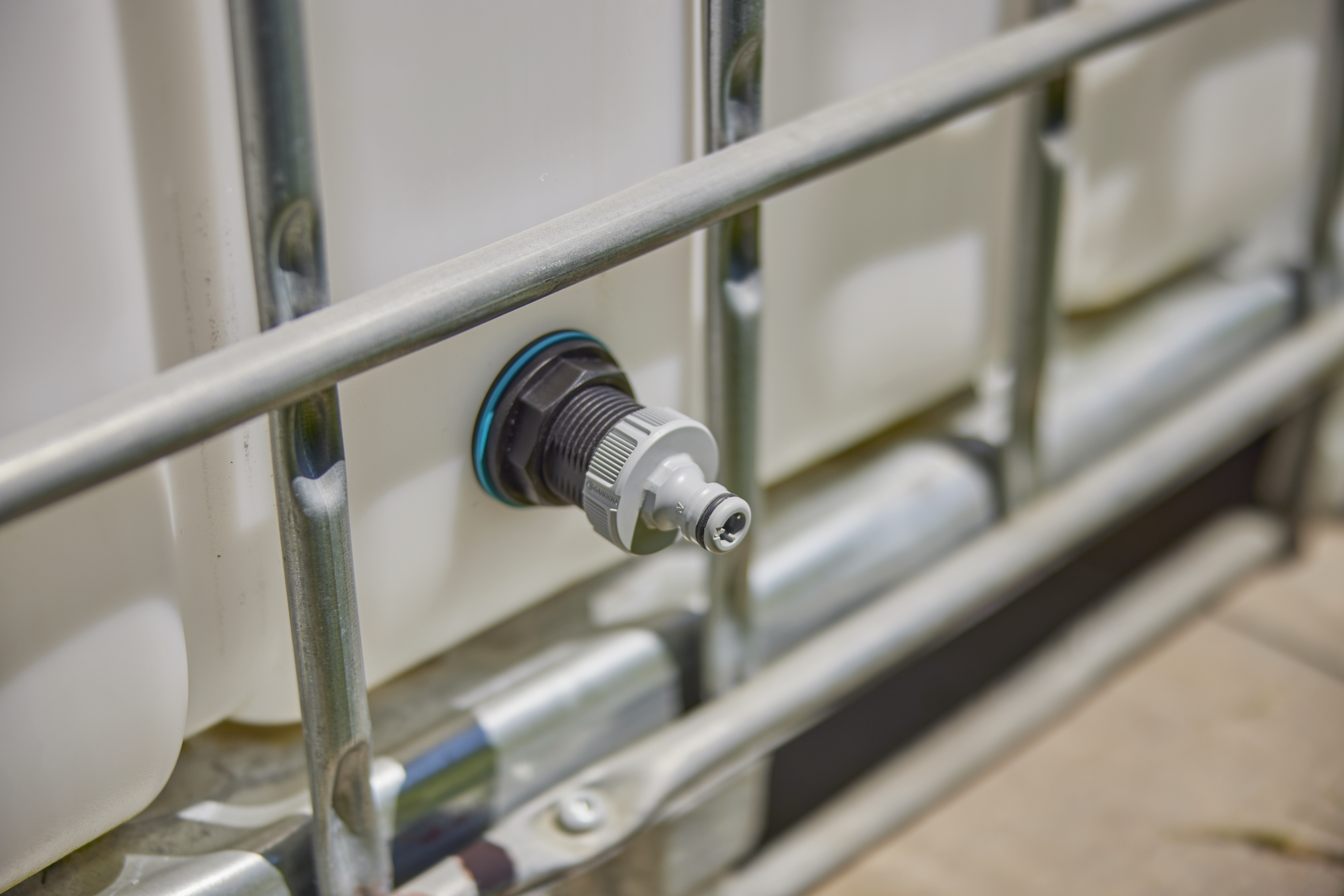 Wciskane złącze zbiornika