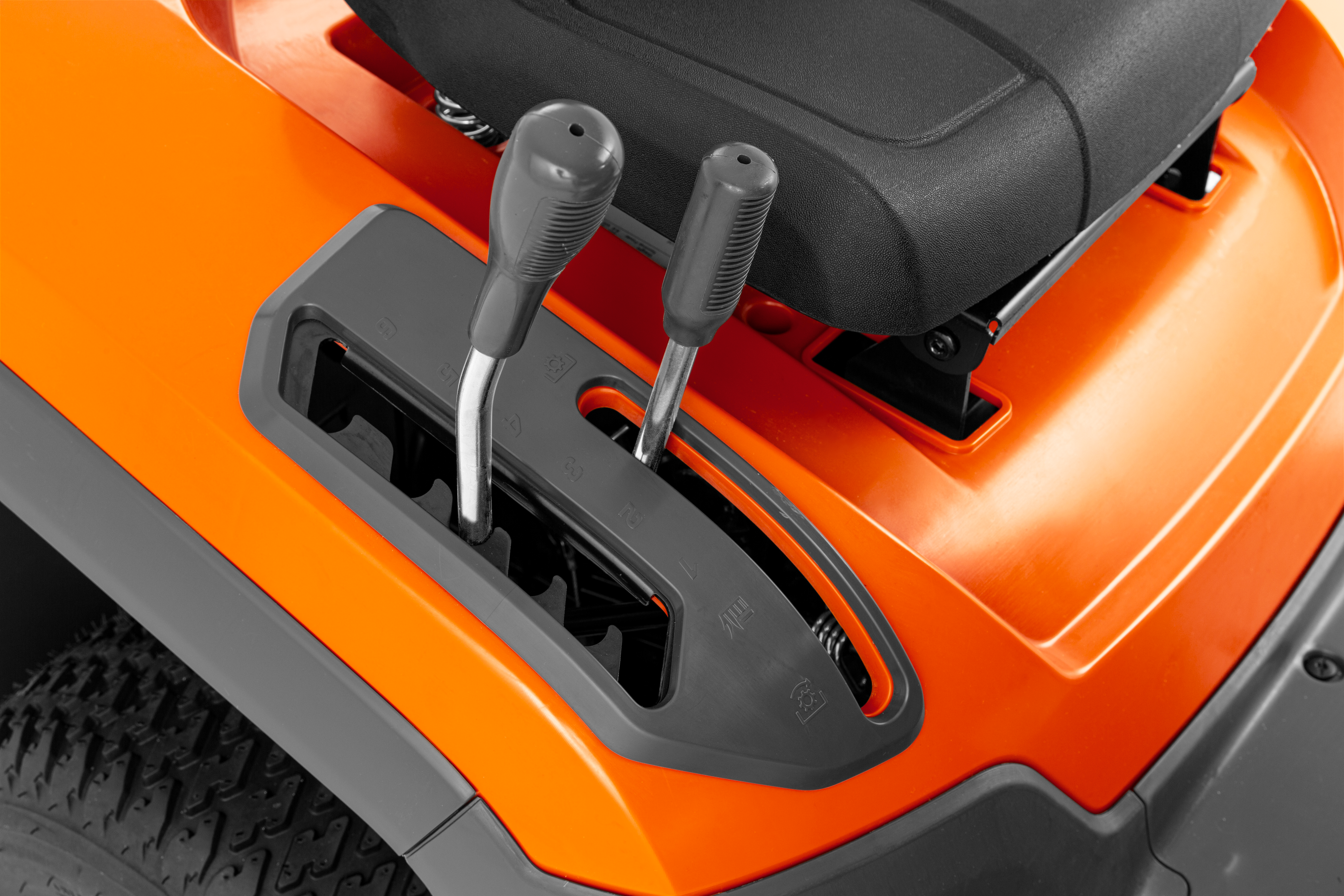 Lever-Mounted cutting height adjustment