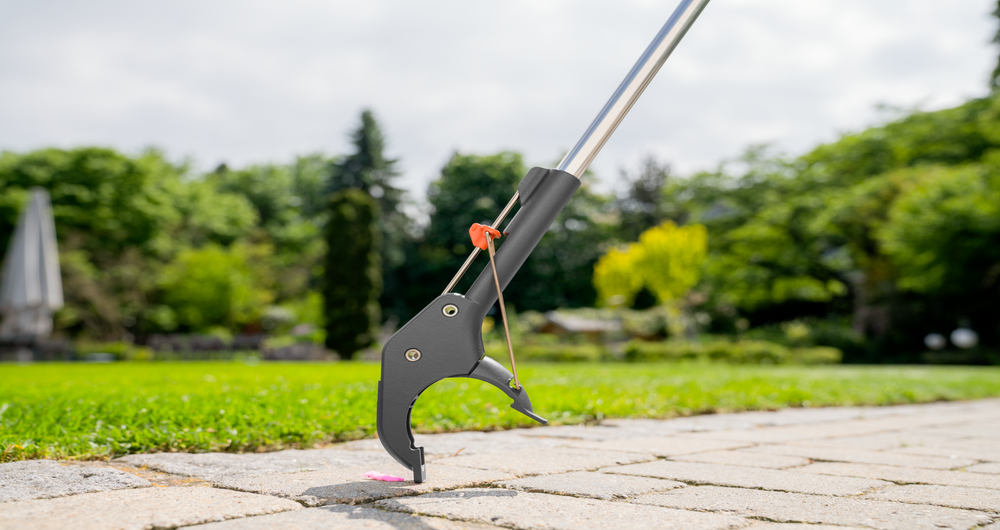 A functional grabbing aid for ergonomic waste disposal in the garden