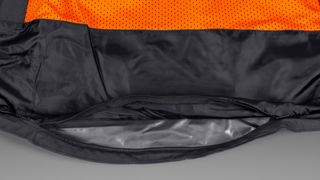 Xplorer Shell bunda, Zips v zadnej podšívke