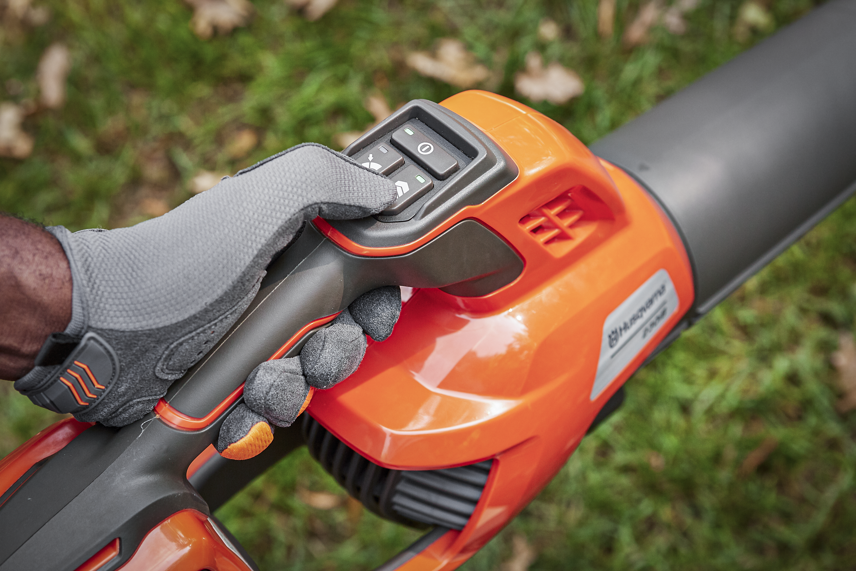 Foukání listí foukačem Husqvarna 230iB
