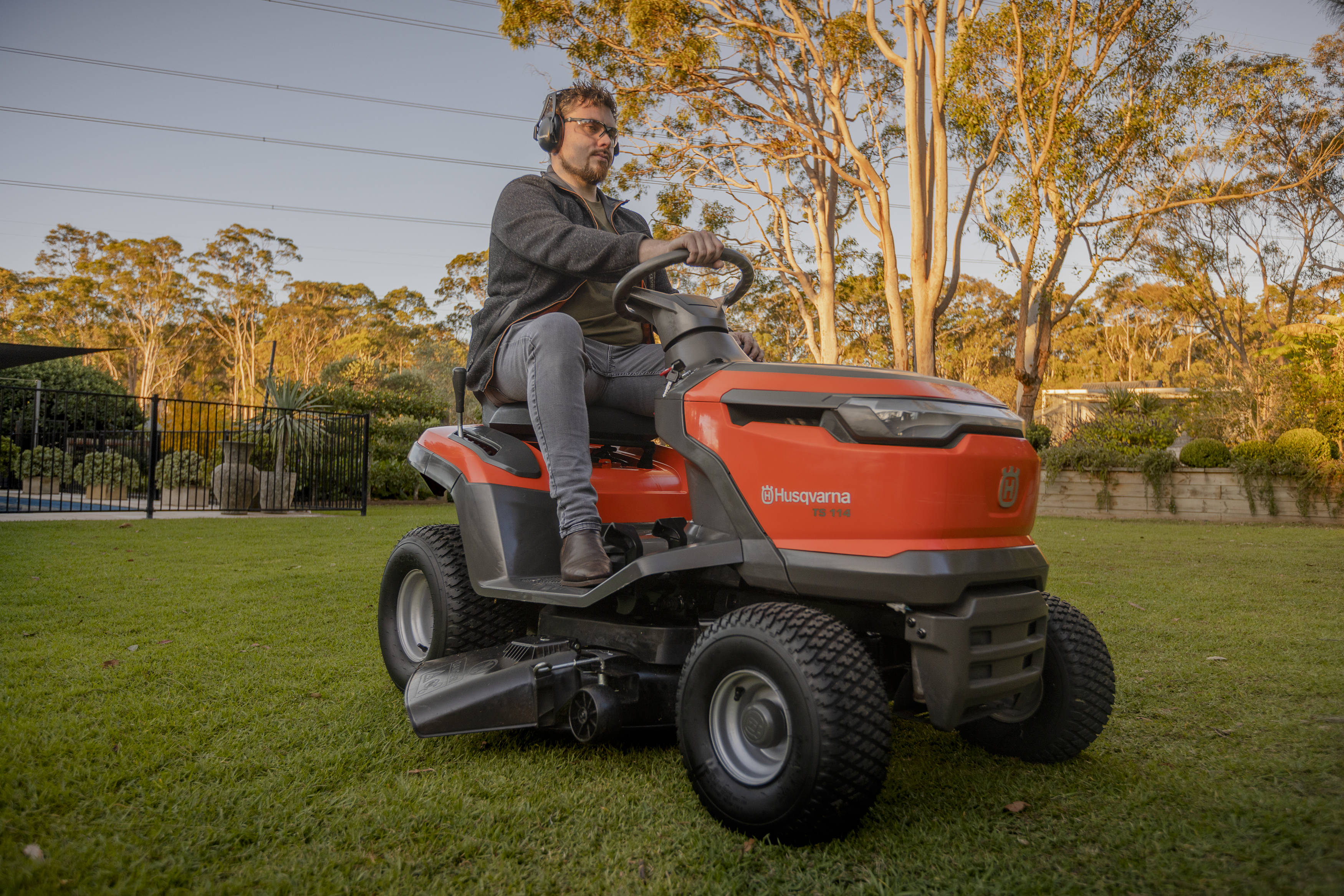 Husqvarna TS112 benzīna traktors - Image 3