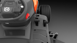 Zahradn&iacute; traktor se dvěma ped&aacute;ly