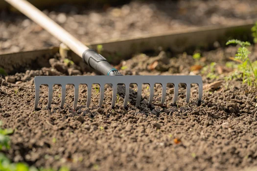 GARDENA Râteau PureLine – 36 cm – 14 dents acier – Manche bois FSC 100 % - vue 4