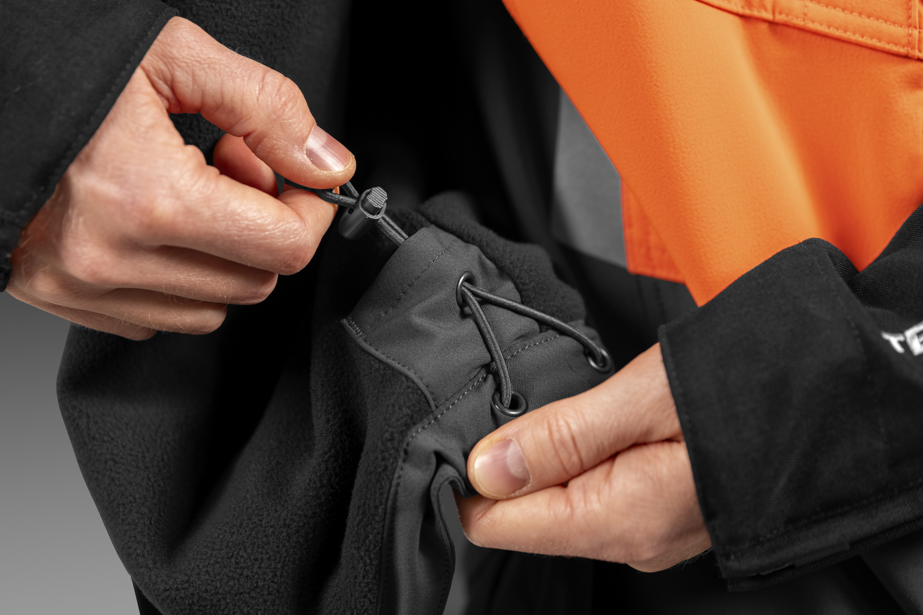 Elastische koorden rond de taille en in de zoom aan de onderkant