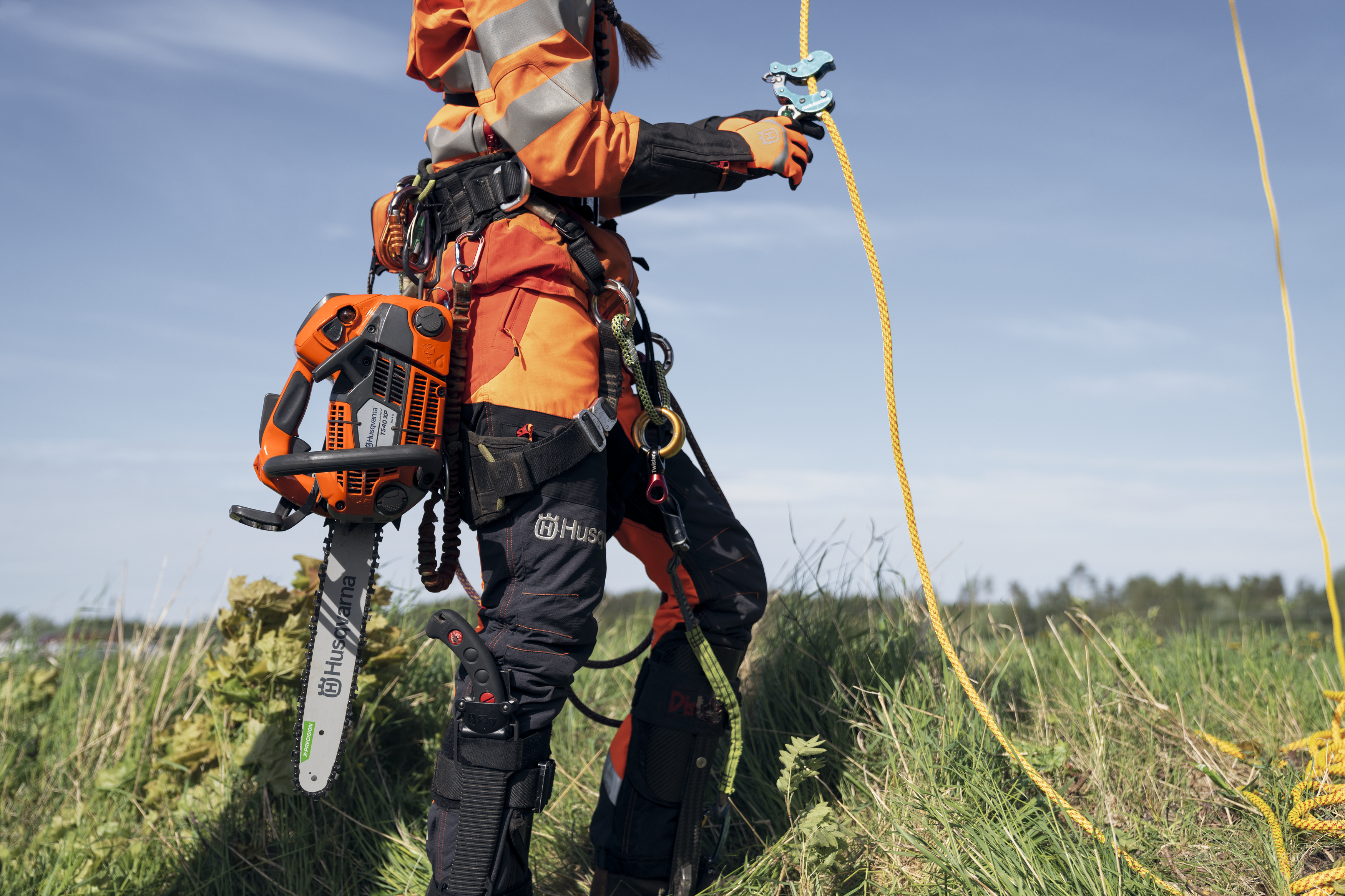 Dual attachment eyelets