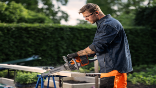 Battery chainsaw 215i