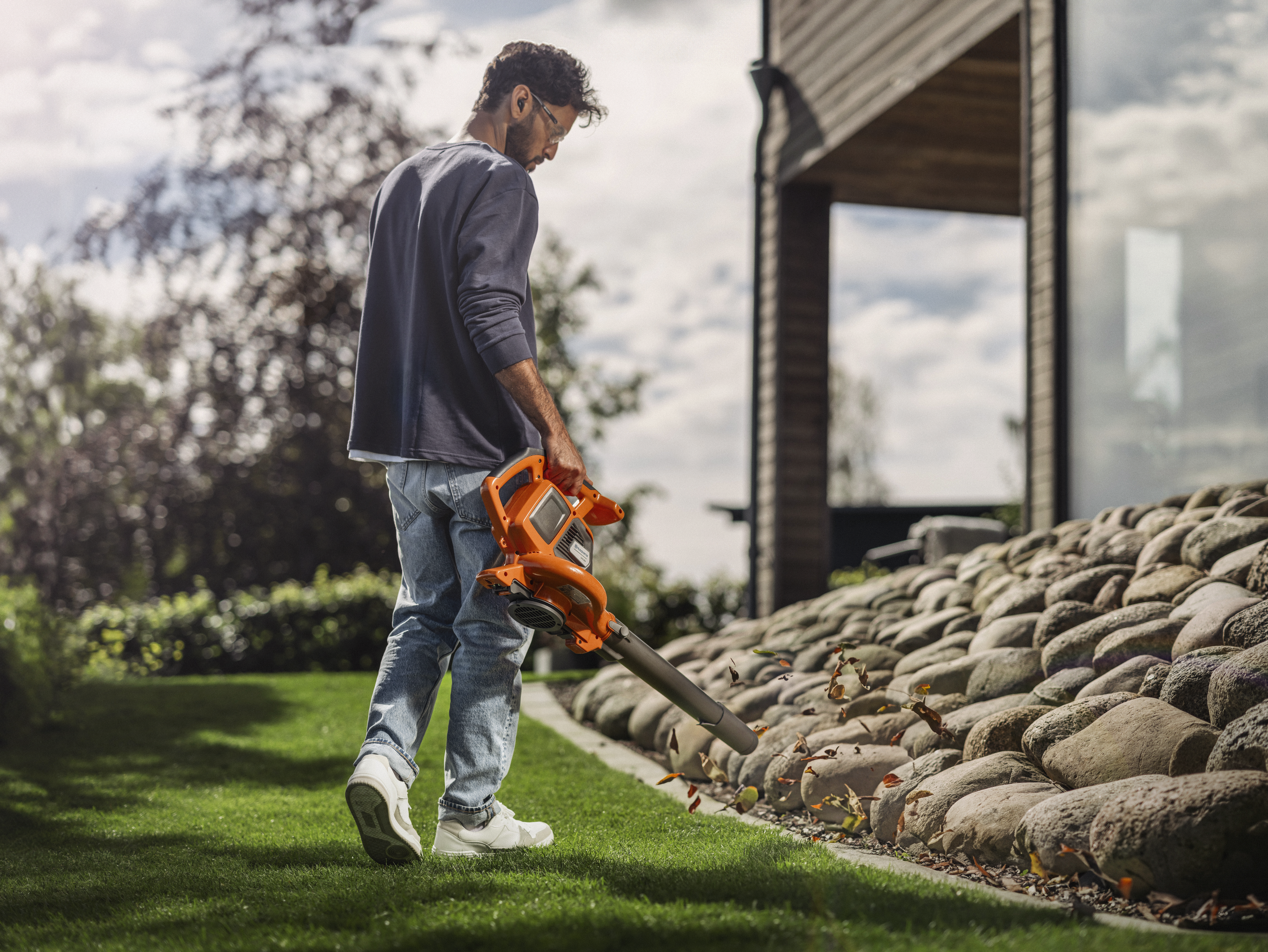 Husqvarna 120iBV s funkcí vysávání