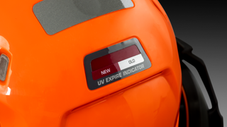 UV-vanhenemisilmaisin, Näkyvä oranssi Tekninen metsäkypärä